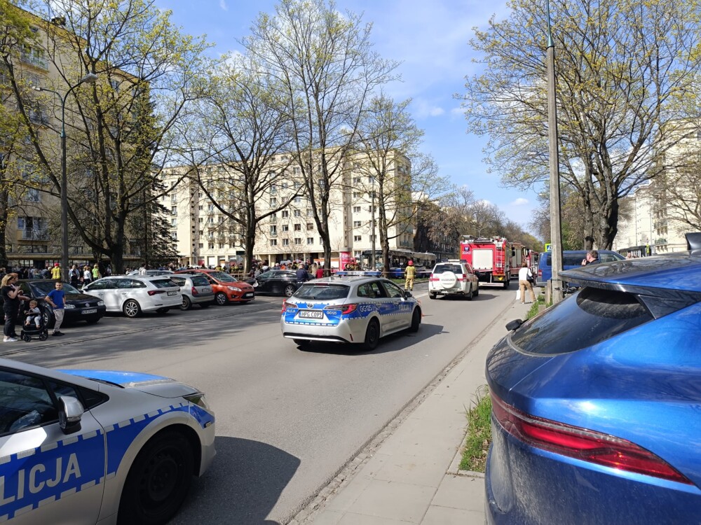 Dramatyczny wypadek w Krakowie. Autobus miejski uderzył w drzewo, są ranni [ZDJĘCIA]