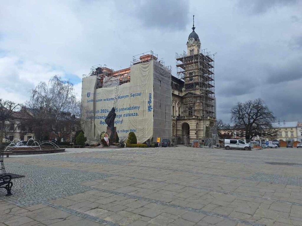 Dach sądeckiego ratusza odzyskuje dawny blask. Miedź już rzuca się w oczy [FILM, ZDJĘCIA]