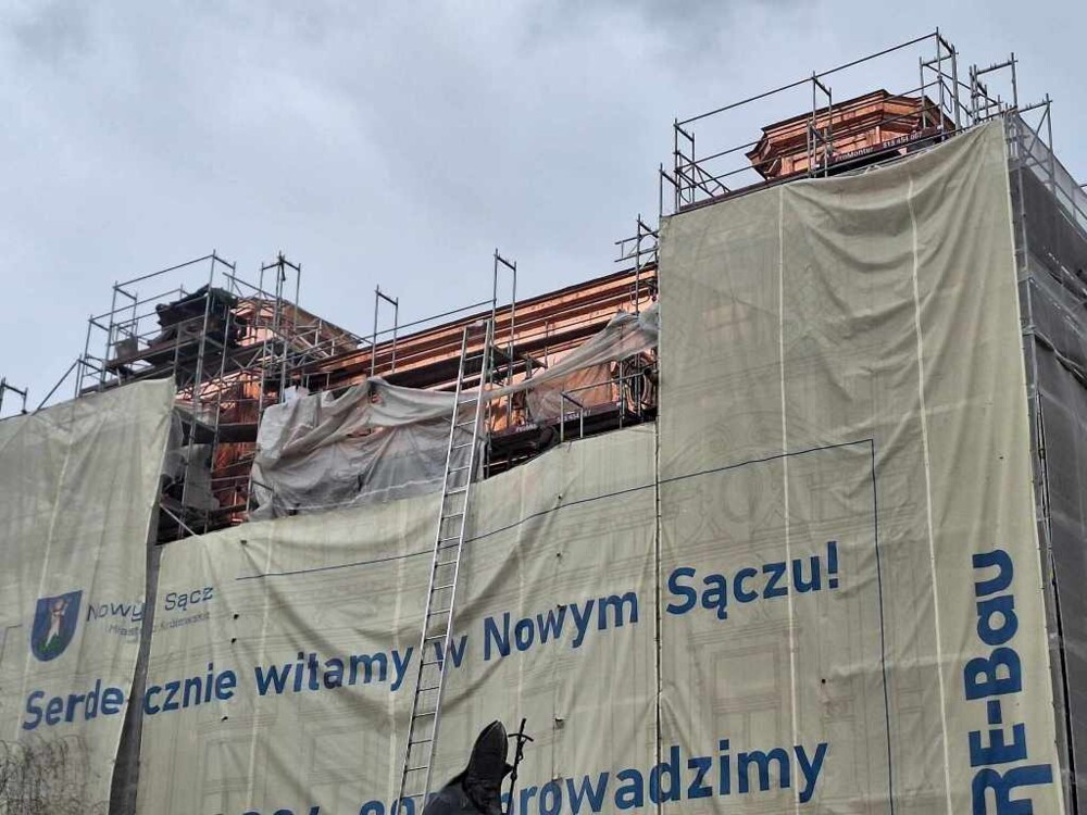 Dach sądeckiego ratusza odzyskuje dawny blask. Miedź już rzuca się w oczy [FILM, ZDJĘCIA]