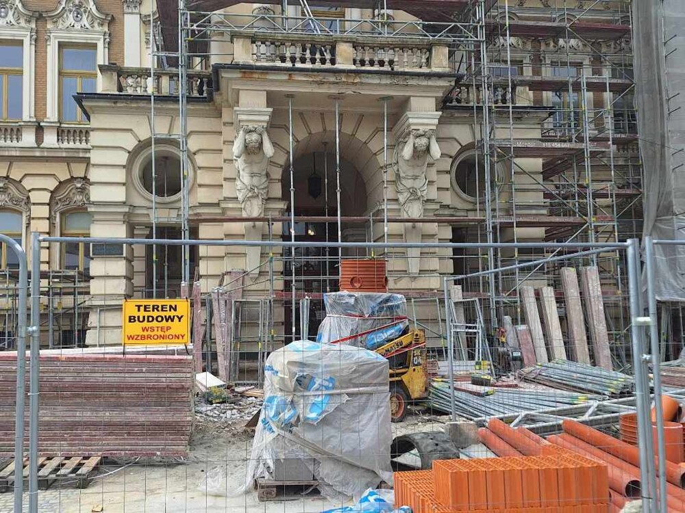 Dach sądeckiego ratusza odzyskuje dawny blask. Miedź już rzuca się w oczy [FILM, ZDJĘCIA]