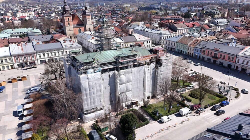 Dach sądeckiego ratusza odzyskuje dawny blask. Miedź już rzuca się w oczy [FILM, ZDJĘCIA]