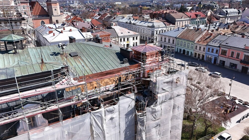 Dach sądeckiego ratusza odzyskuje dawny blask. Miedź już rzuca się w oczy [FILM, ZDJĘCIA]