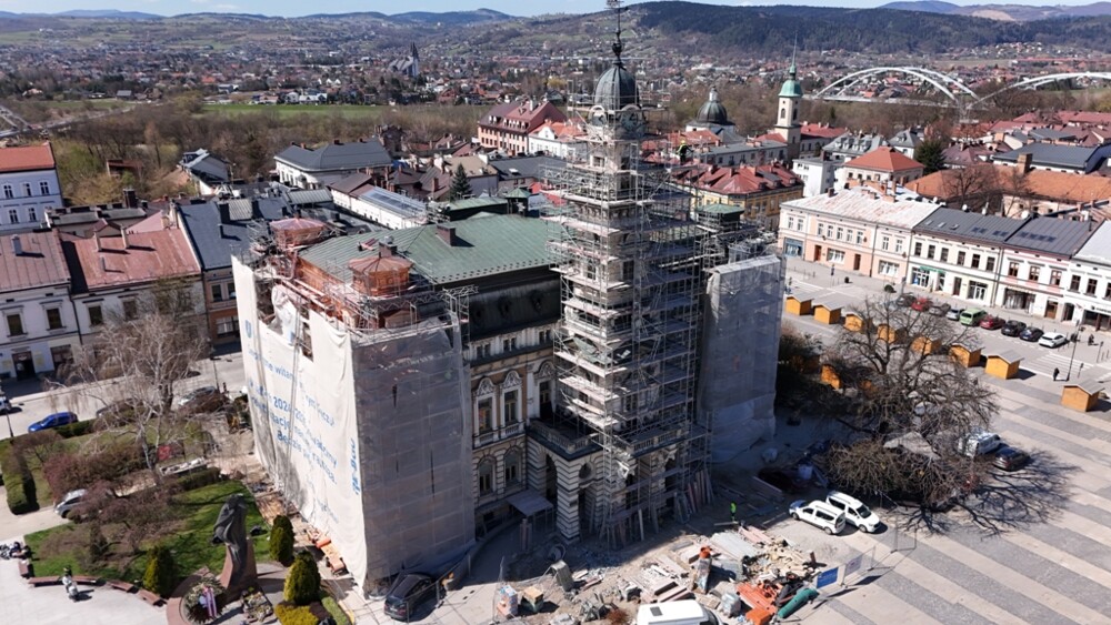 Dach sądeckiego ratusza odzyskuje dawny blask. Miedź już rzuca się w oczy [FILM, ZDJĘCIA]