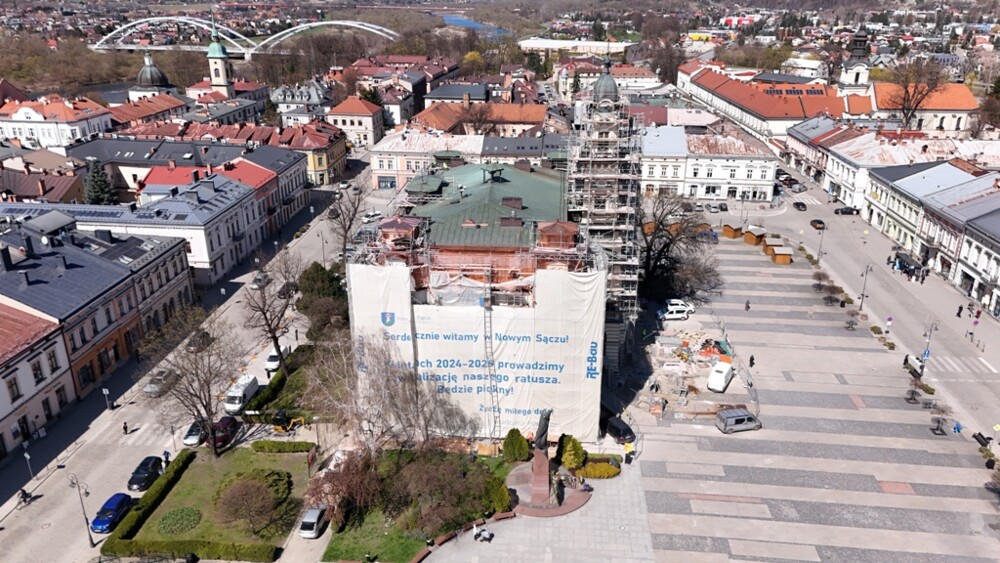 Dach sądeckiego ratusza odzyskuje dawny blask. Miedź już rzuca się w oczy [FILM, ZDJĘCIA]