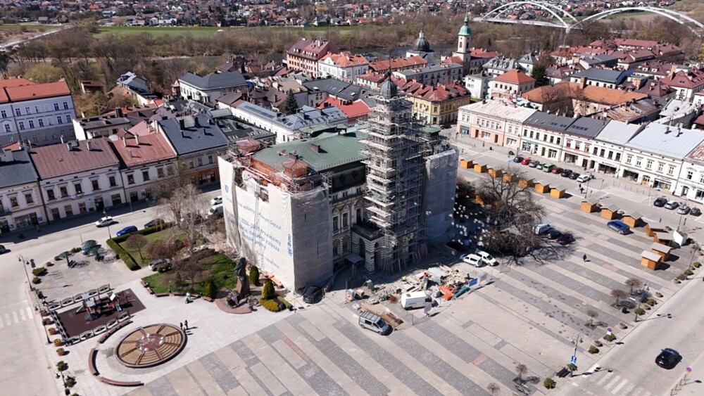 Dach sądeckiego ratusza odzyskuje dawny blask. Miedź już rzuca się w oczy [FILM, ZDJĘCIA]