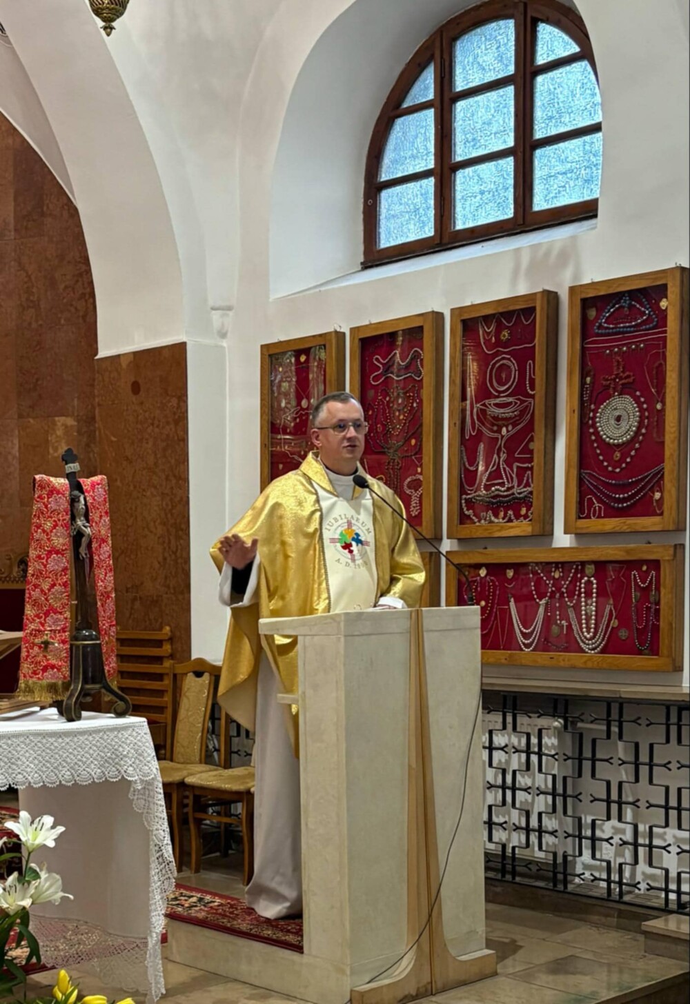 Zaraz matura, a teraz wielka radość! Uroczyste pożegnanie tegorocznych maturzystów w II LO w Nowym Sączu [ZDJĘCIA]
