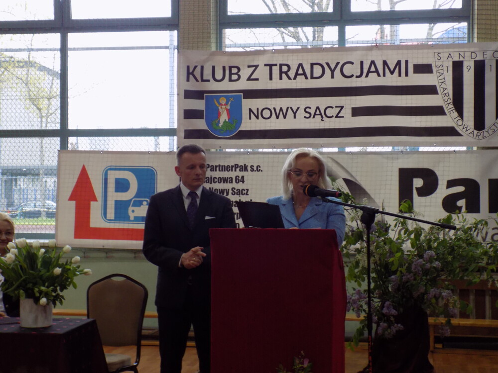 Zaraz matura, a teraz wielka radość! Uroczyste pożegnanie tegorocznych maturzystów w II LO w Nowym Sączu [ZDJĘCIA]