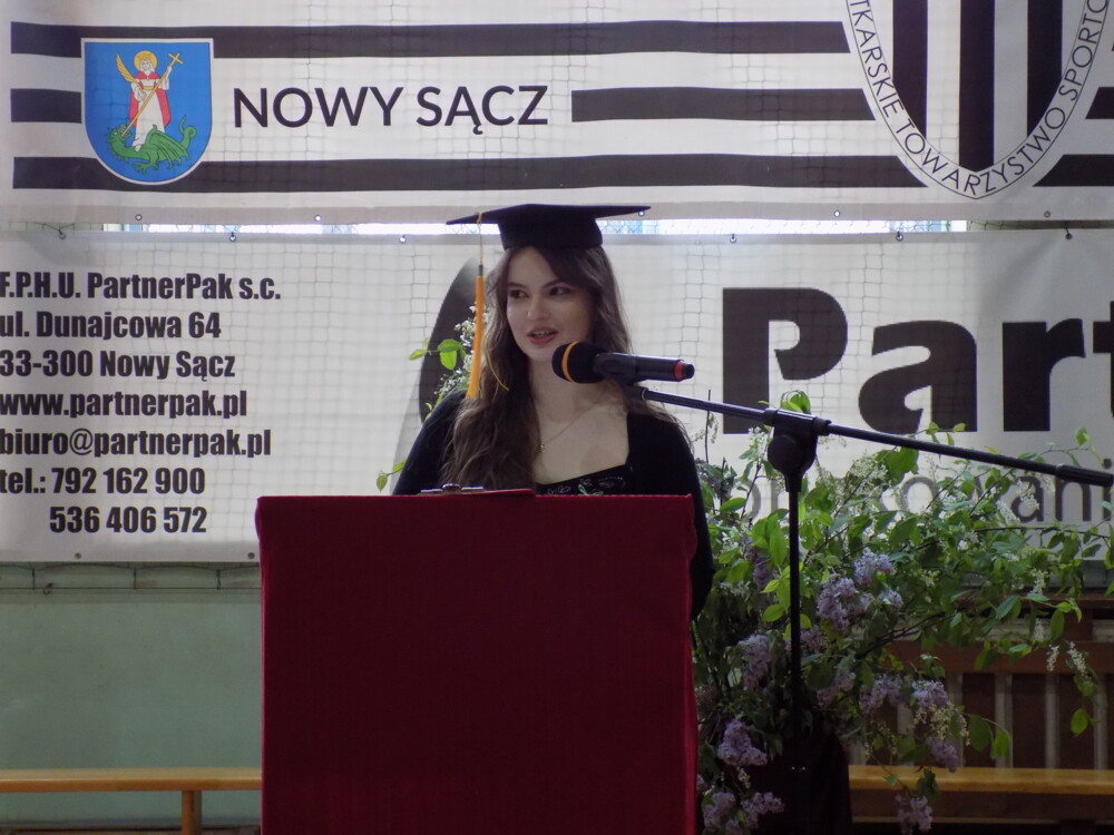 Zaraz matura, a teraz wielka radość! Uroczyste pożegnanie tegorocznych maturzystów w II LO w Nowym Sączu [ZDJĘCIA]