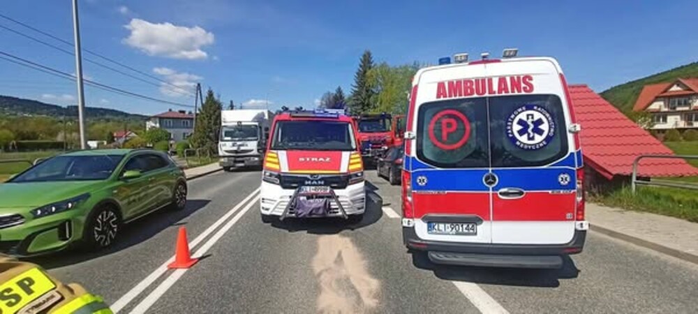 Duże utrudnienia na drodze krajowej 28. Zderzyły się trzy samochody, są ranni [ZDJĘCIA]