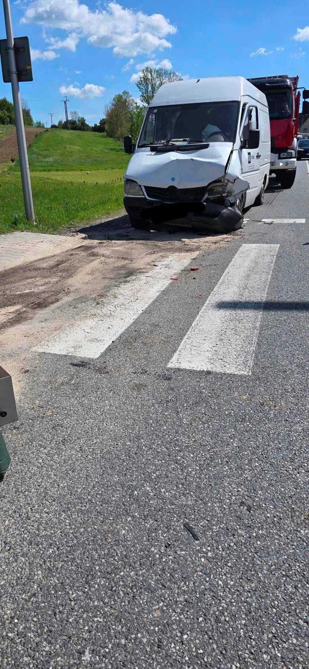 Duże utrudnienia na drodze krajowej 28. Zderzyły się trzy samochody, są ranni [ZDJĘCIA]
