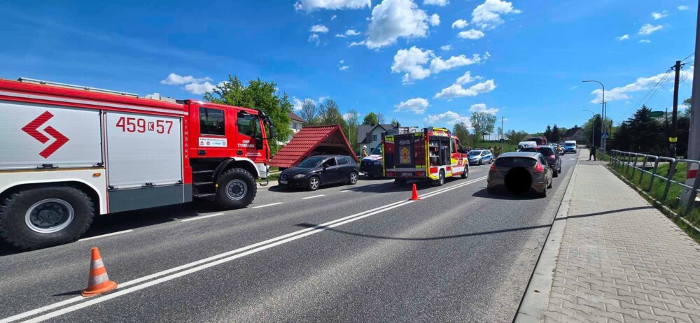 Duże utrudnienia na drodze krajowej 28. Zderzyły się trzy samochody, są ranni [ZDJĘCIA]