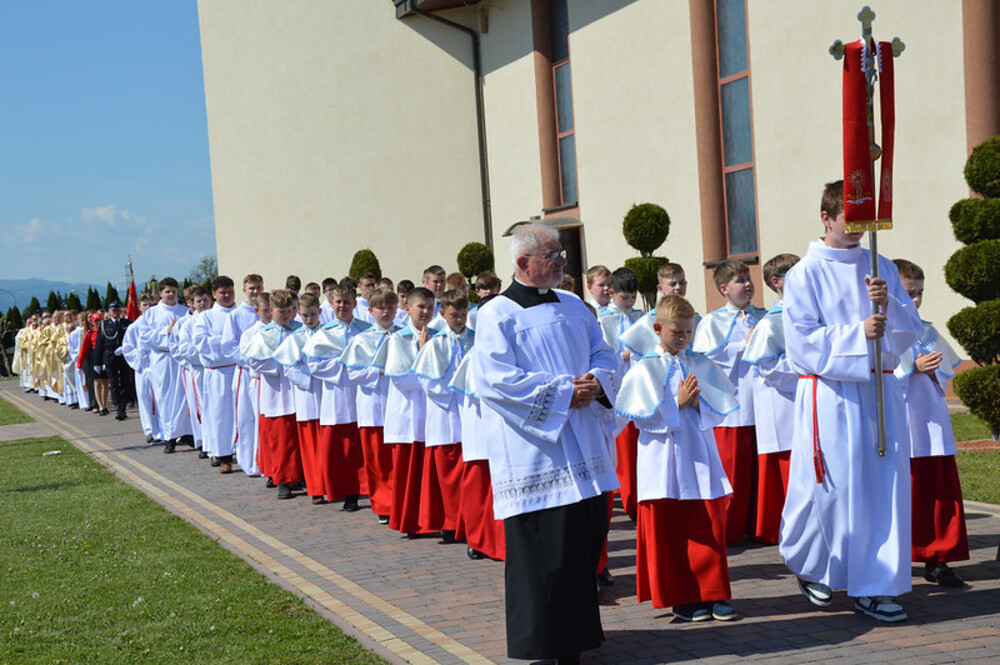 Wyjątkowa uroczystość w Świniarsku. Kościół parafialny pw. Miłosierdzia Bożego został konsekrowany [ZDJĘCIA]
