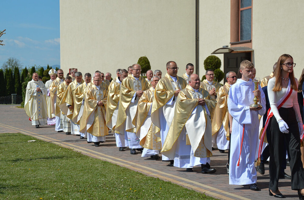Wyjątkowa uroczystość w Świniarsku. Kościół parafialny pw. Miłosierdzia Bożego został konsekrowany [ZDJĘCIA]