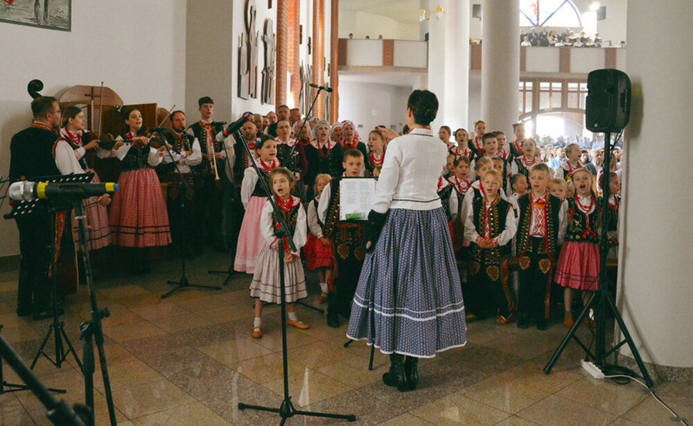 Wyjątkowa uroczystość w Świniarsku. Kościół parafialny pw. Miłosierdzia Bożego został konsekrowany [ZDJĘCIA]