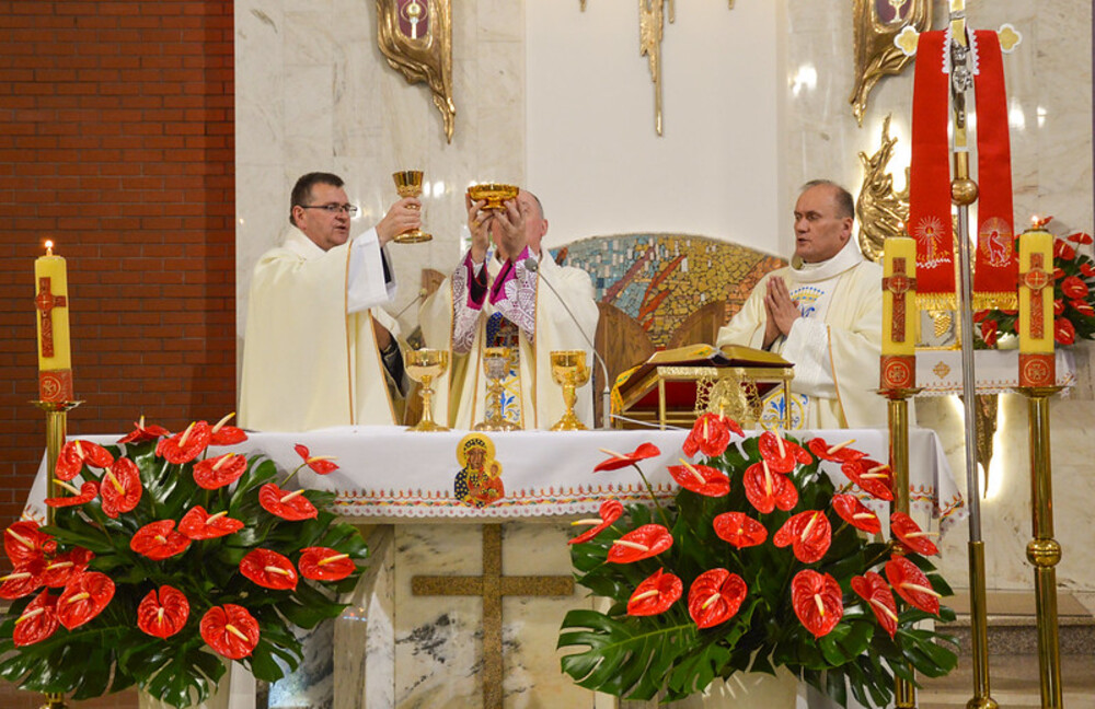 Wyjątkowa uroczystość w Świniarsku. Kościół parafialny pw. Miłosierdzia Bożego został konsekrowany [ZDJĘCIA]