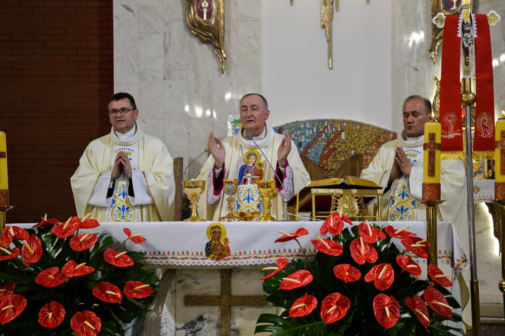 Wyjątkowa uroczystość w Świniarsku. Kościół parafialny pw. Miłosierdzia Bożego został konsekrowany [ZDJĘCIA]