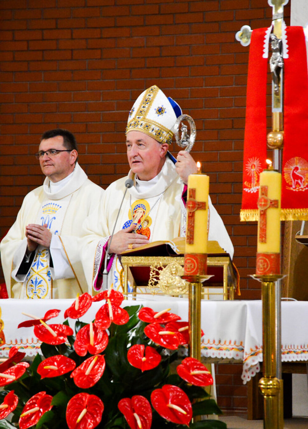 Wyjątkowa uroczystość w Świniarsku. Kościół parafialny pw. Miłosierdzia Bożego został konsekrowany [ZDJĘCIA]