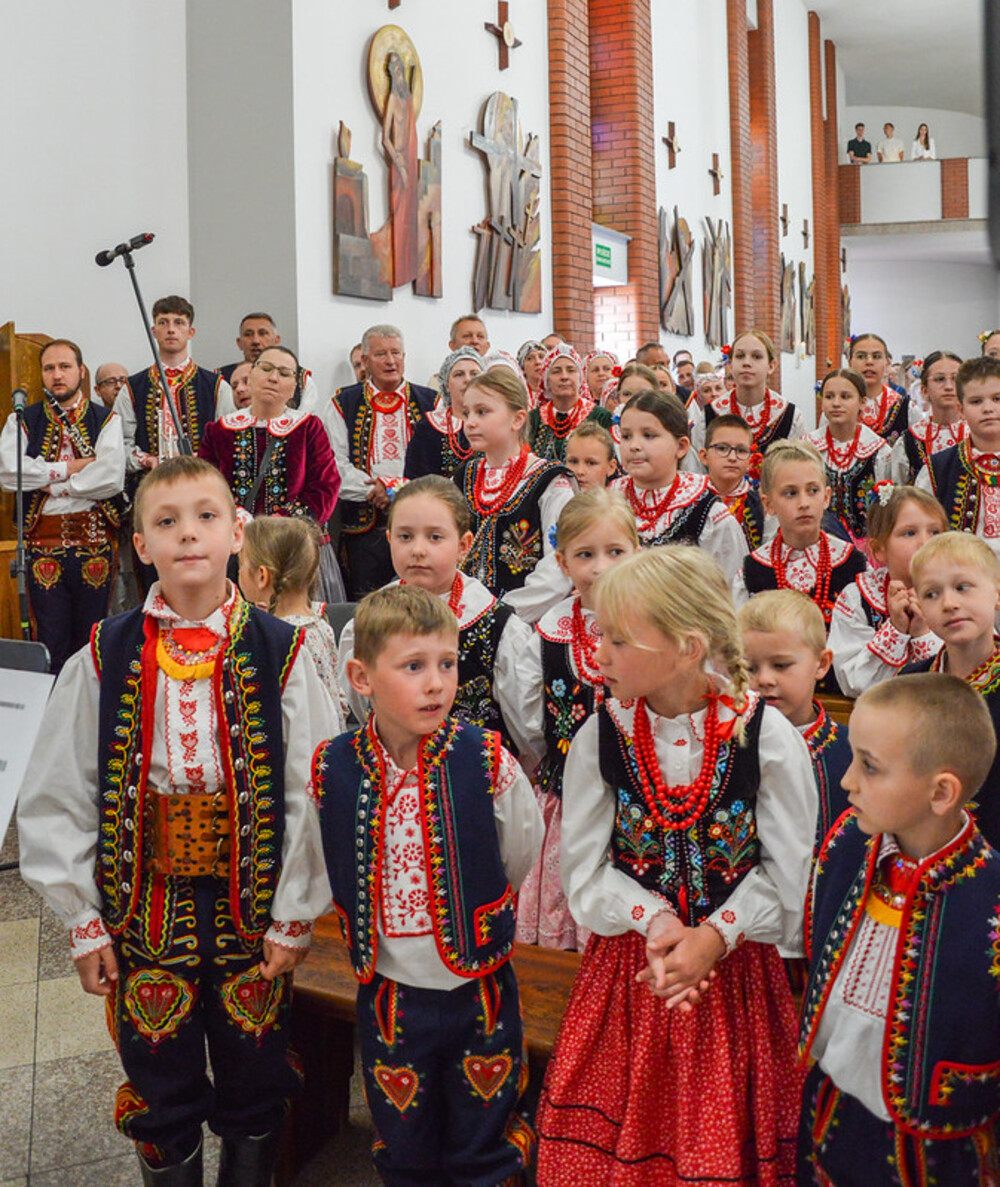 Wyjątkowa uroczystość w Świniarsku. Kościół parafialny pw. Miłosierdzia Bożego został konsekrowany [ZDJĘCIA]