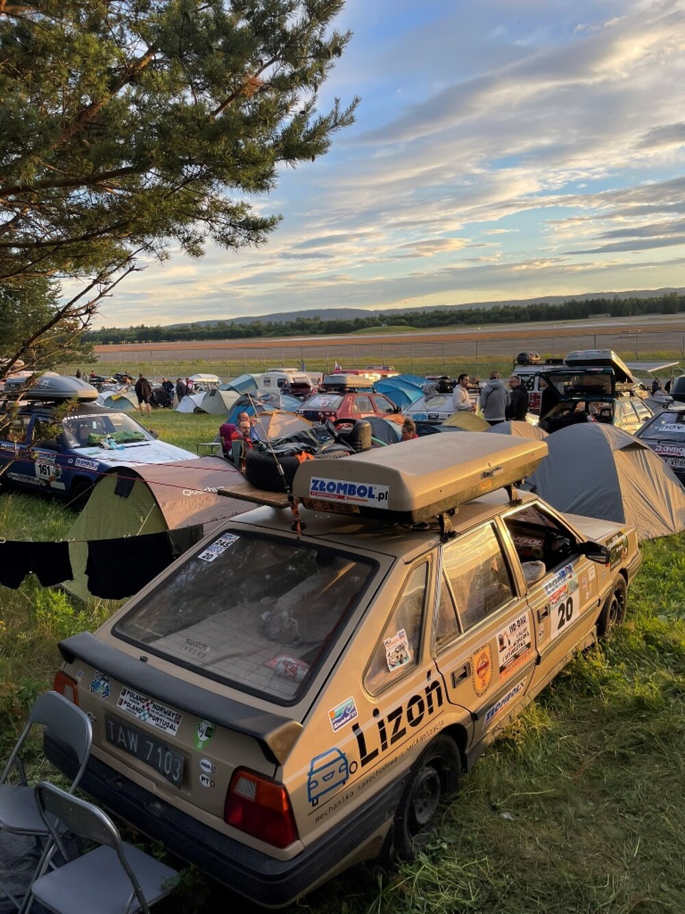 „Barbackiego 57” Polonez, który stał się  symbolem pomocy. Oliwia Bagnicka na rajdzie Złombol