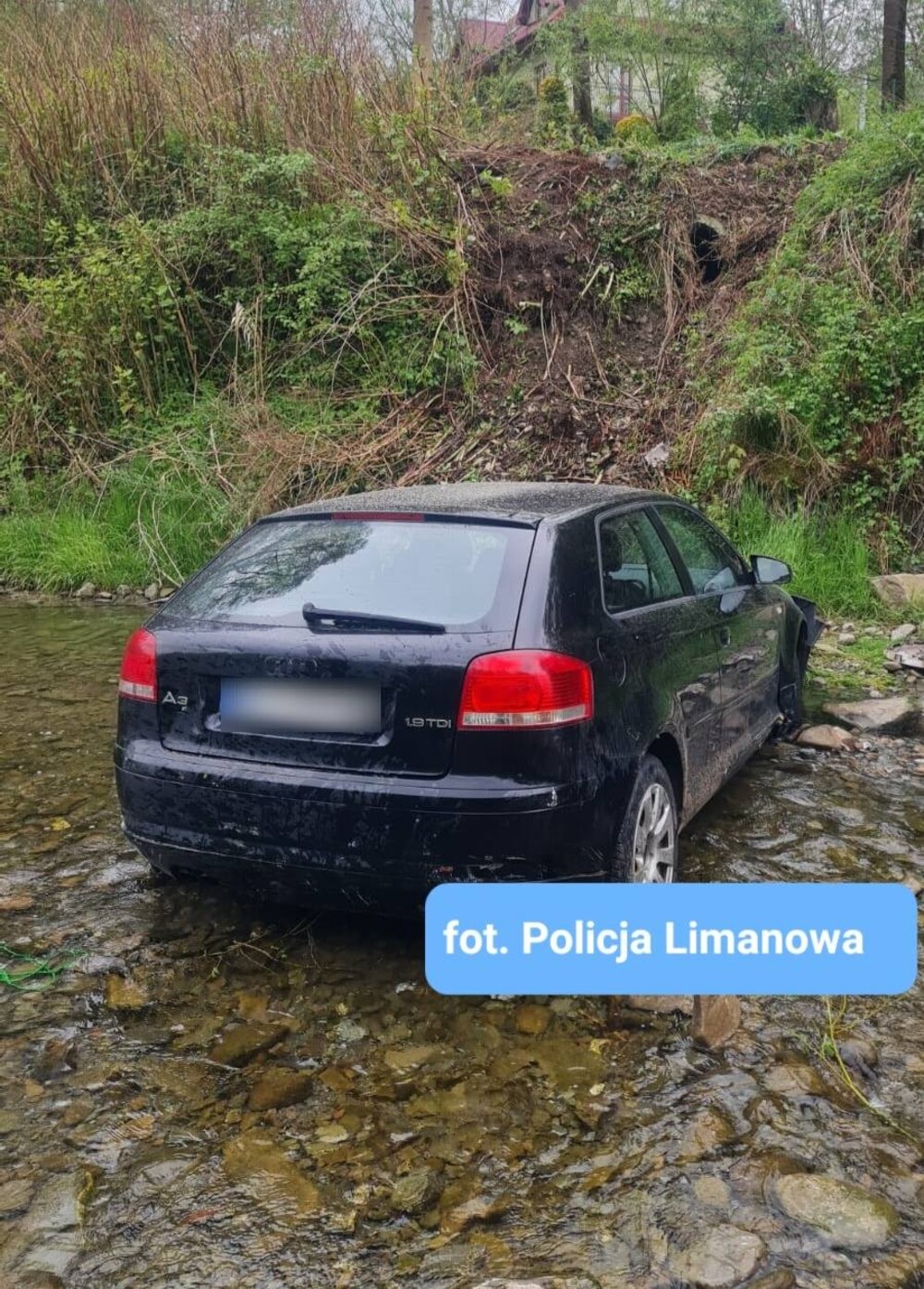 Jechał za szybko i doszło do nieszczęścia. Samochód uderzył w drzewo i wpadł do rzeki [ZDJĘCIA]