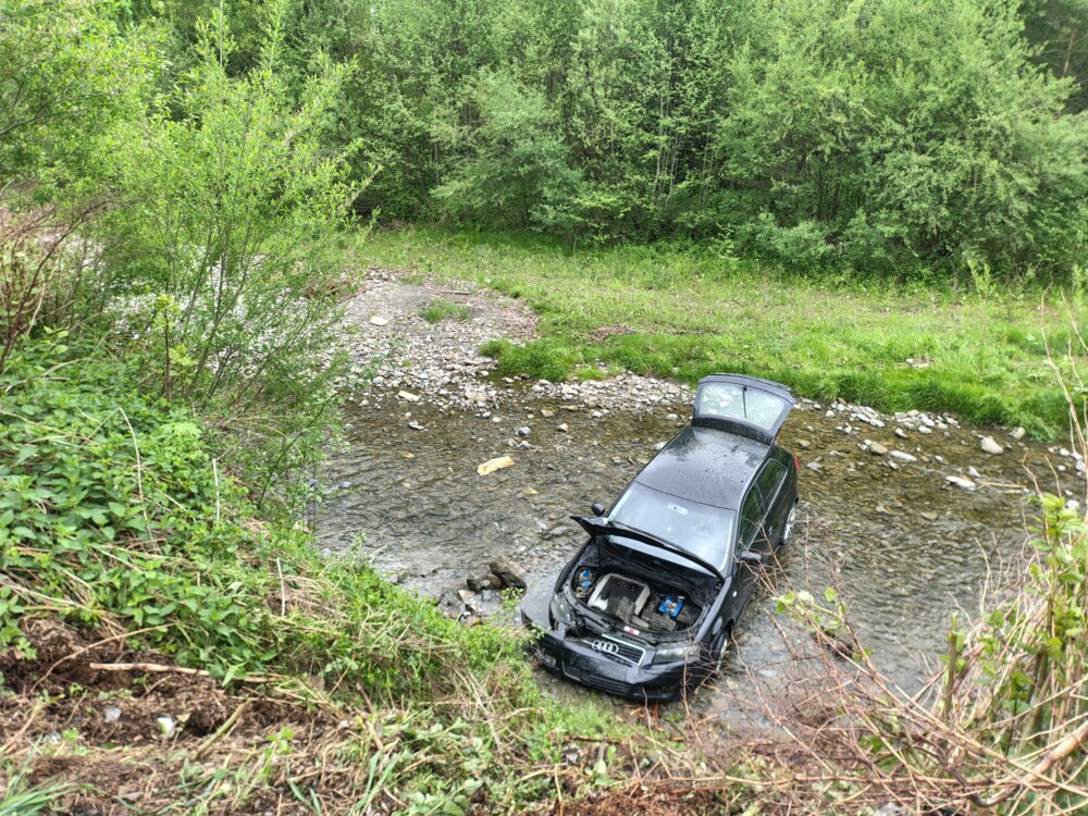 Jechał za szybko i doszło do nieszczęścia. Samochód uderzył w drzewo i wpadł do rzeki [ZDJĘCIA]