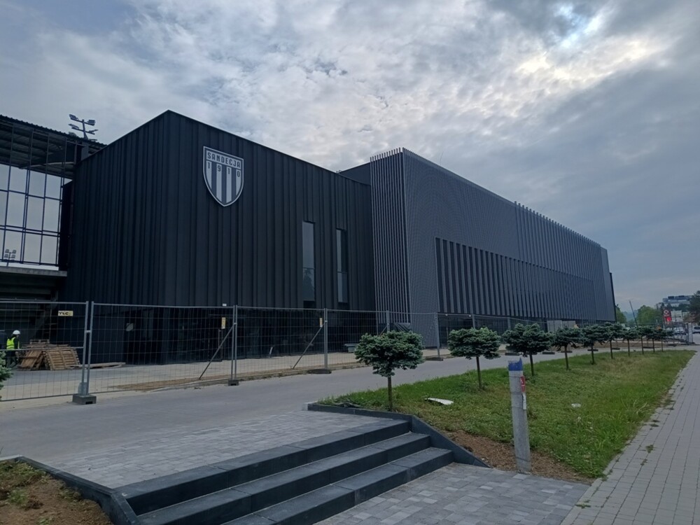 Nowy element na elewacji stadionu Sandecji. W stadionową przestrzeń wpisał się herb klubu Sandecja [ZDJĘCIA]