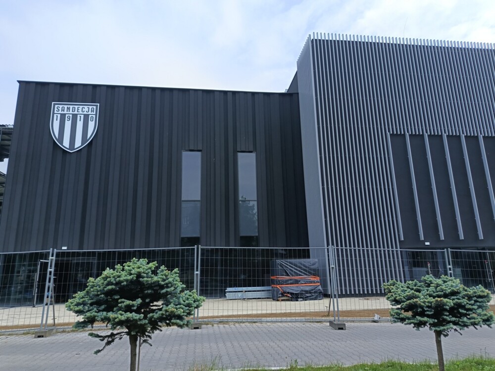Nowy element na elewacji stadionu Sandecji. W stadionową przestrzeń wpisał się herb klubu Sandecja [ZDJĘCIA]