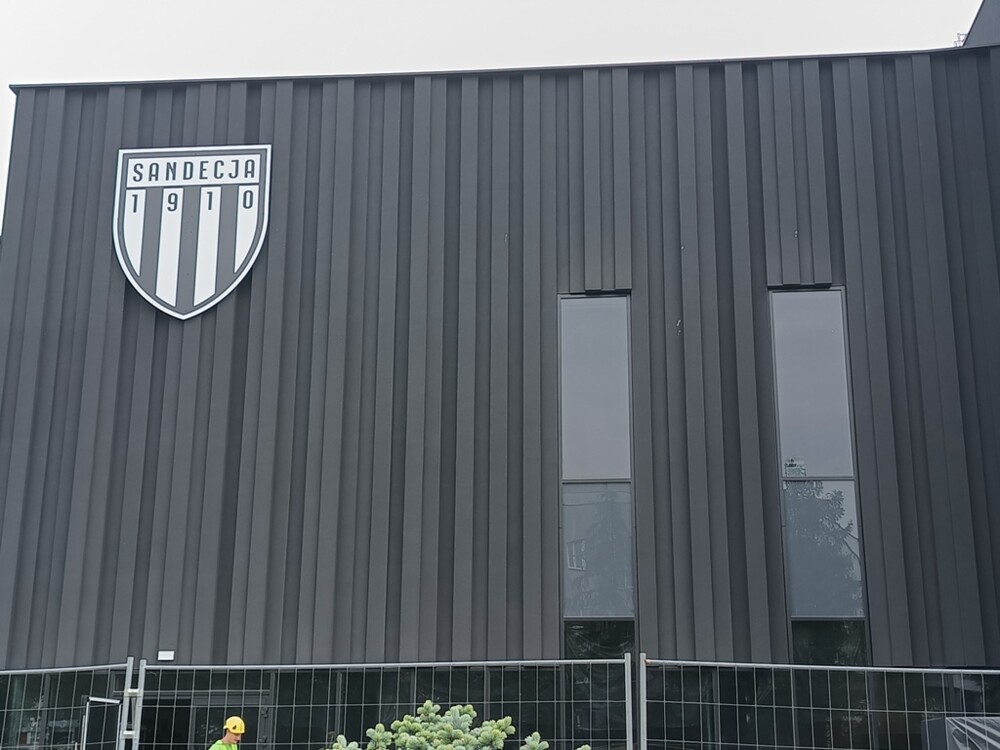 Nowy element na elewacji stadionu Sandecji. W stadionową przestrzeń wpisał się herb klubu Sandecja [ZDJĘCIA]