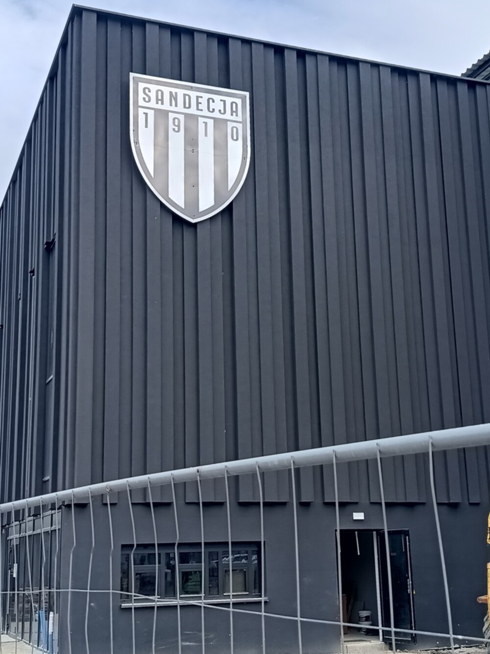 Nowy element na elewacji stadionu Sandecji. W stadionową przestrzeń wpisał się herb klubu Sandecja [ZDJĘCIA]