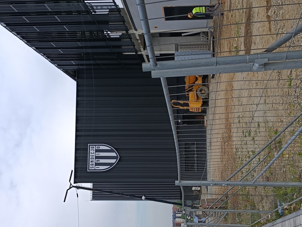 Nowy element na elewacji stadionu Sandecji. W stadionową przestrzeń wpisał się herb klubu Sandecja [ZDJĘCIA]