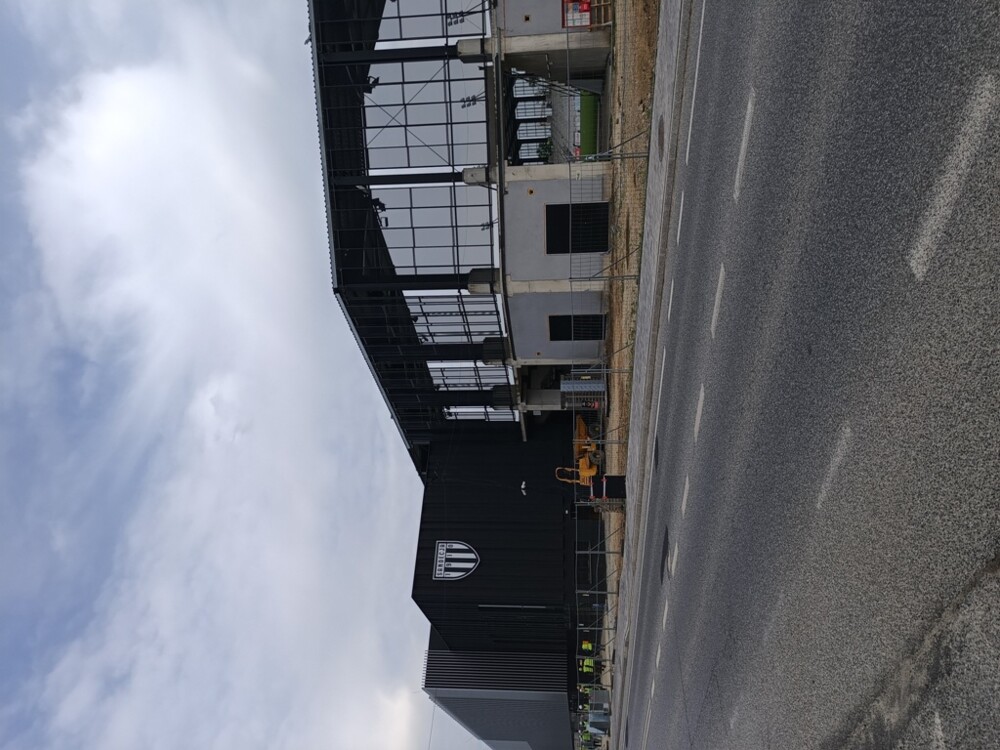 Nowy element na elewacji stadionu Sandecji. W stadionową przestrzeń wpisał się herb klubu Sandecja [ZDJĘCIA]