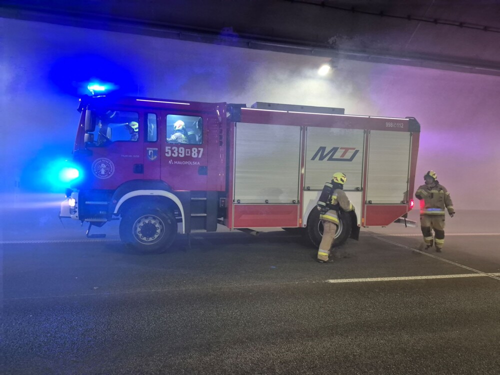 W tunelu pod Luboniem Małym zaroiło się od służb ratunkowych. Ruch został zablokowany [ZDJĘCIA]