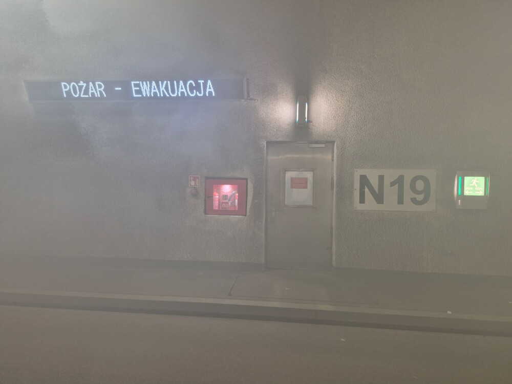 W tunelu pod Luboniem Małym zaroiło się od służb ratunkowych. Ruch został zablokowany [ZDJĘCIA]