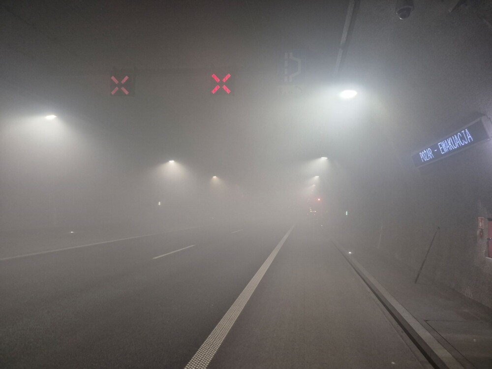 W tunelu pod Luboniem Małym zaroiło się od służb ratunkowych. Ruch został zablokowany [ZDJĘCIA]