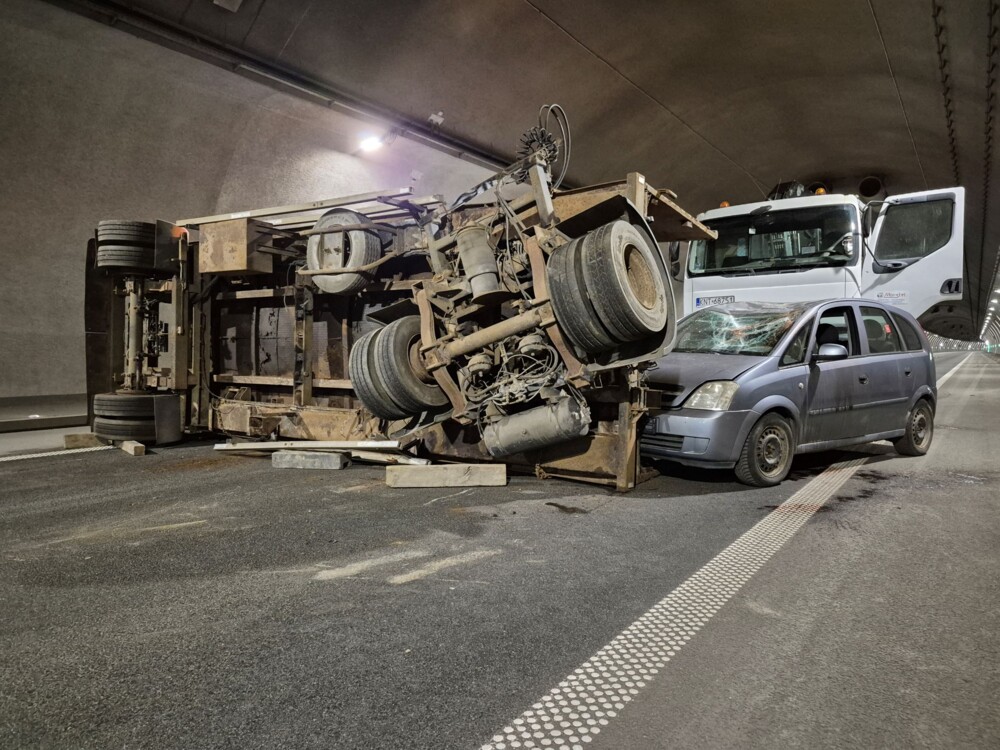 W tunelu pod Luboniem Małym zaroiło się od służb ratunkowych. Ruch został zablokowany [ZDJĘCIA]