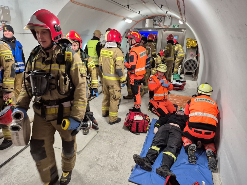 W tunelu pod Luboniem Małym zaroiło się od służb ratunkowych. Ruch został zablokowany [ZDJĘCIA]