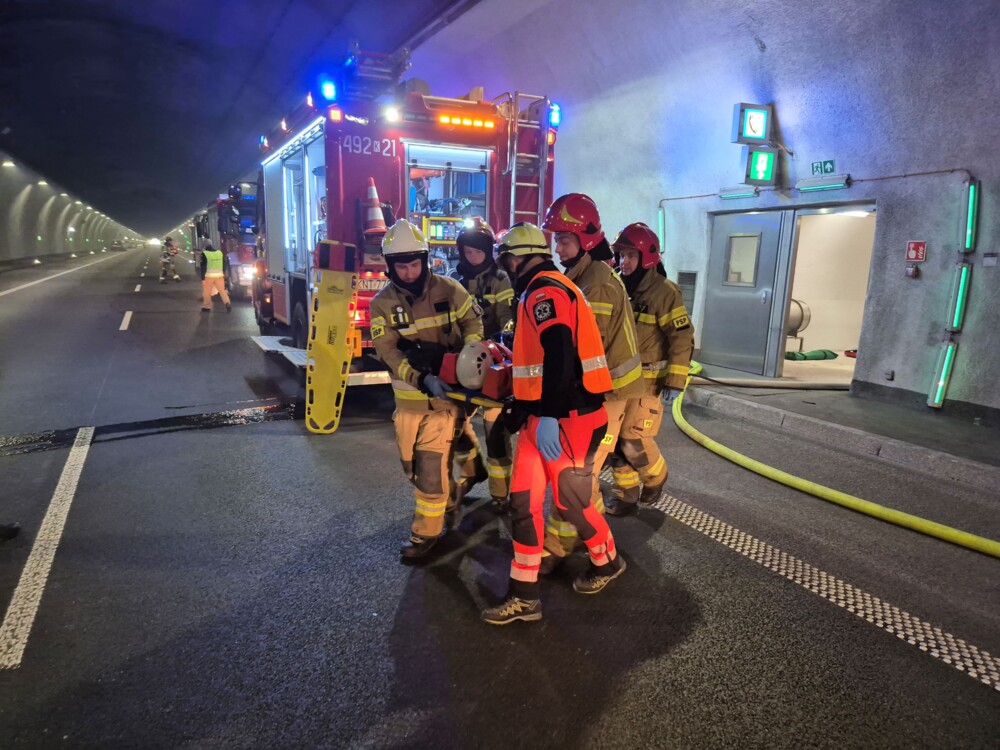 W tunelu pod Luboniem Małym zaroiło się od służb ratunkowych. Ruch został zablokowany [ZDJĘCIA]