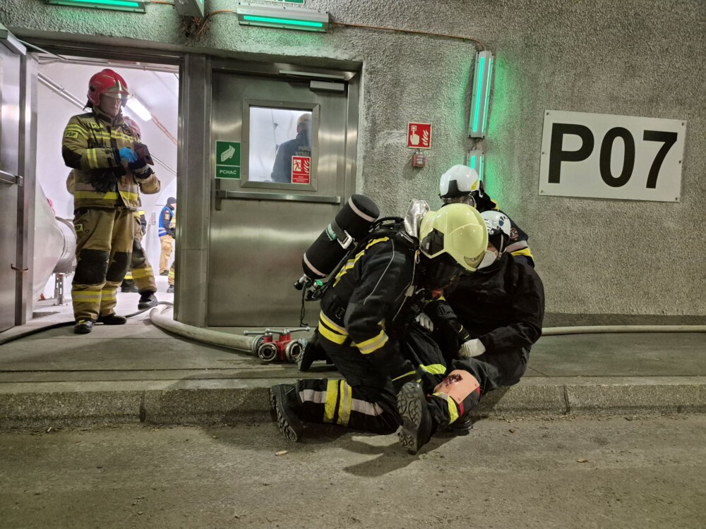 W tunelu pod Luboniem Małym zaroiło się od służb ratunkowych. Ruch został zablokowany [ZDJĘCIA]