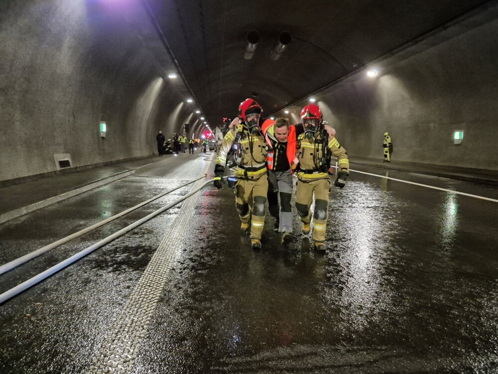 W tunelu pod Luboniem Małym zaroiło się od służb ratunkowych. Ruch został zablokowany [ZDJĘCIA]