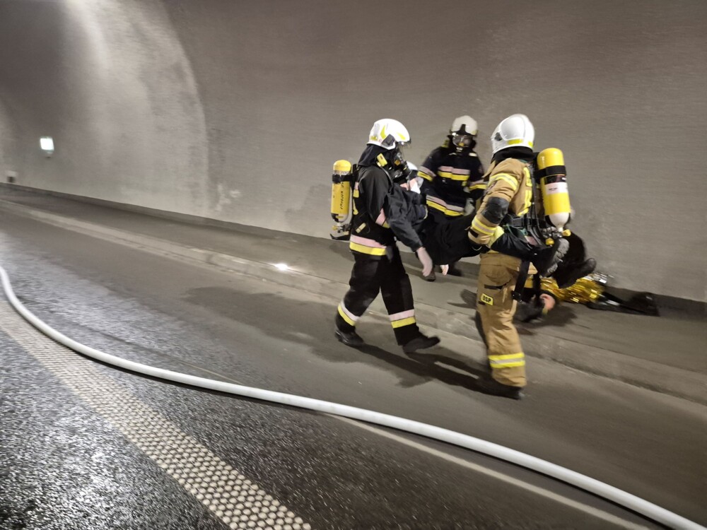 W tunelu pod Luboniem Małym zaroiło się od służb ratunkowych. Ruch został zablokowany [ZDJĘCIA]