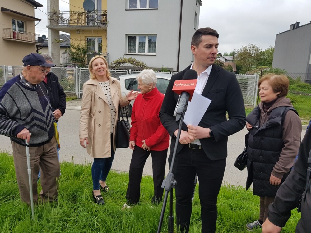 Protest mieszkańców ulicy Emilii Plater w Nowym Sączu. Stanowcze NIE dla budowy drugiego apartamentowca [WIDEO]