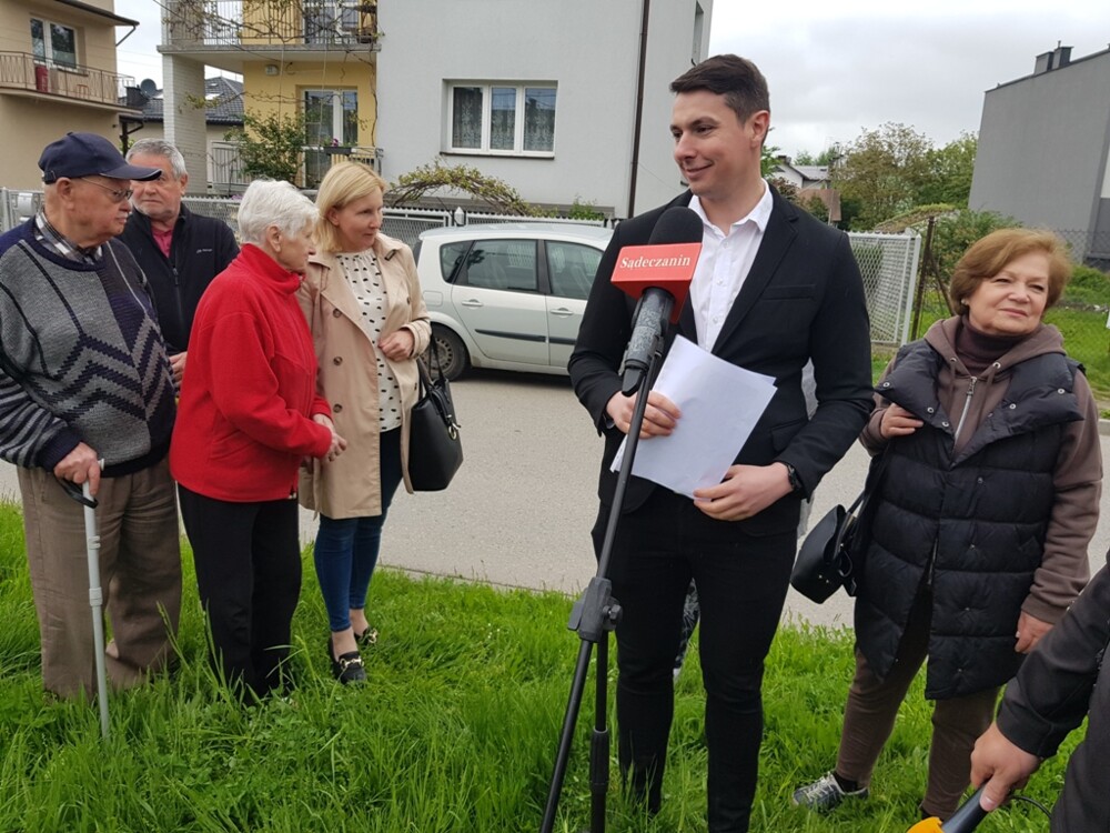 Protest mieszkańców ulicy Emilii Plater w Nowym Sączu. Stanowcze NIE dla budowy drugiego apartamentowca [WIDEO]