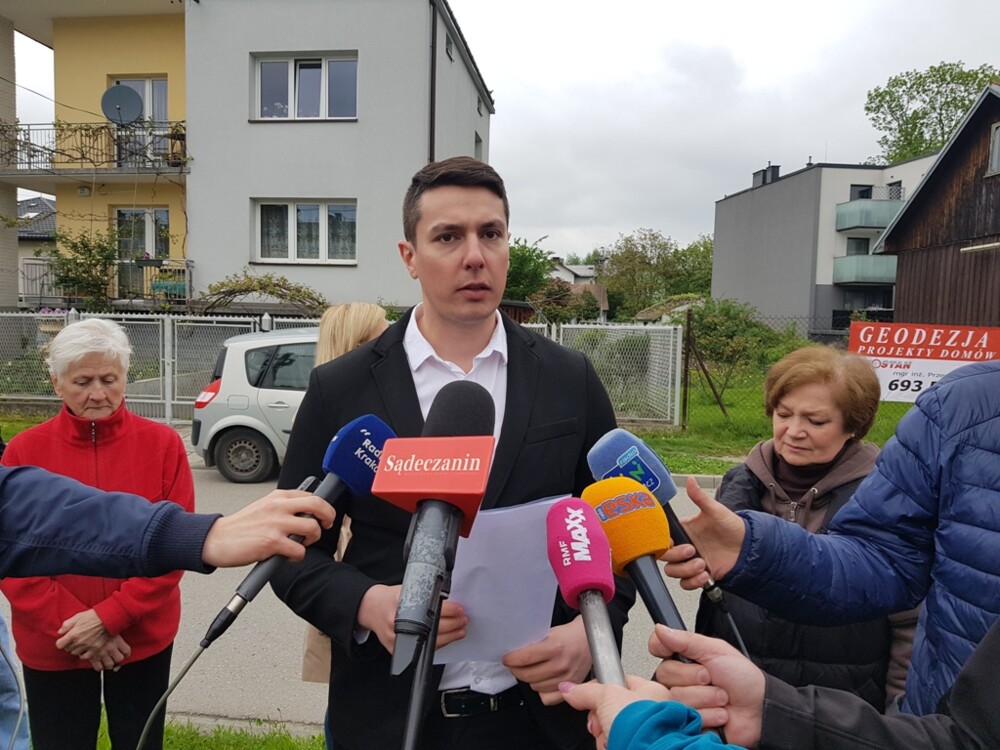 Protest mieszkańców ulicy Emilii Plater w Nowym Sączu. Stanowcze NIE dla budowy drugiego apartamentowca [WIDEO]