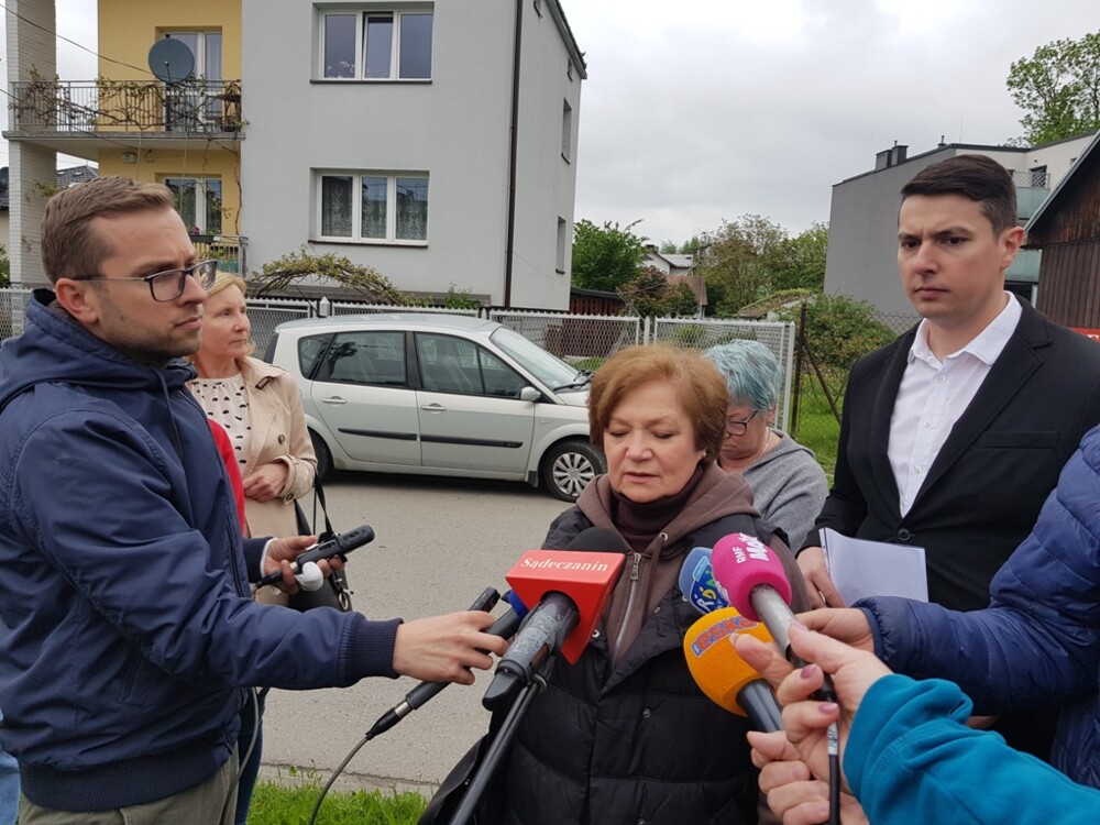 Protest mieszkańców ulicy Emilii Plater w Nowym Sączu. Stanowcze NIE dla budowy drugiego apartamentowca [WIDEO]