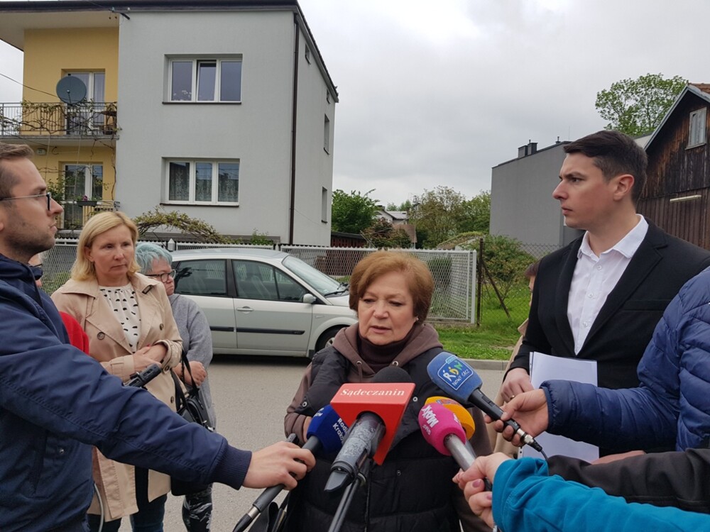 Protest mieszkańców ulicy Emilii Plater w Nowym Sączu. Stanowcze NIE dla budowy drugiego apartamentowca [WIDEO]