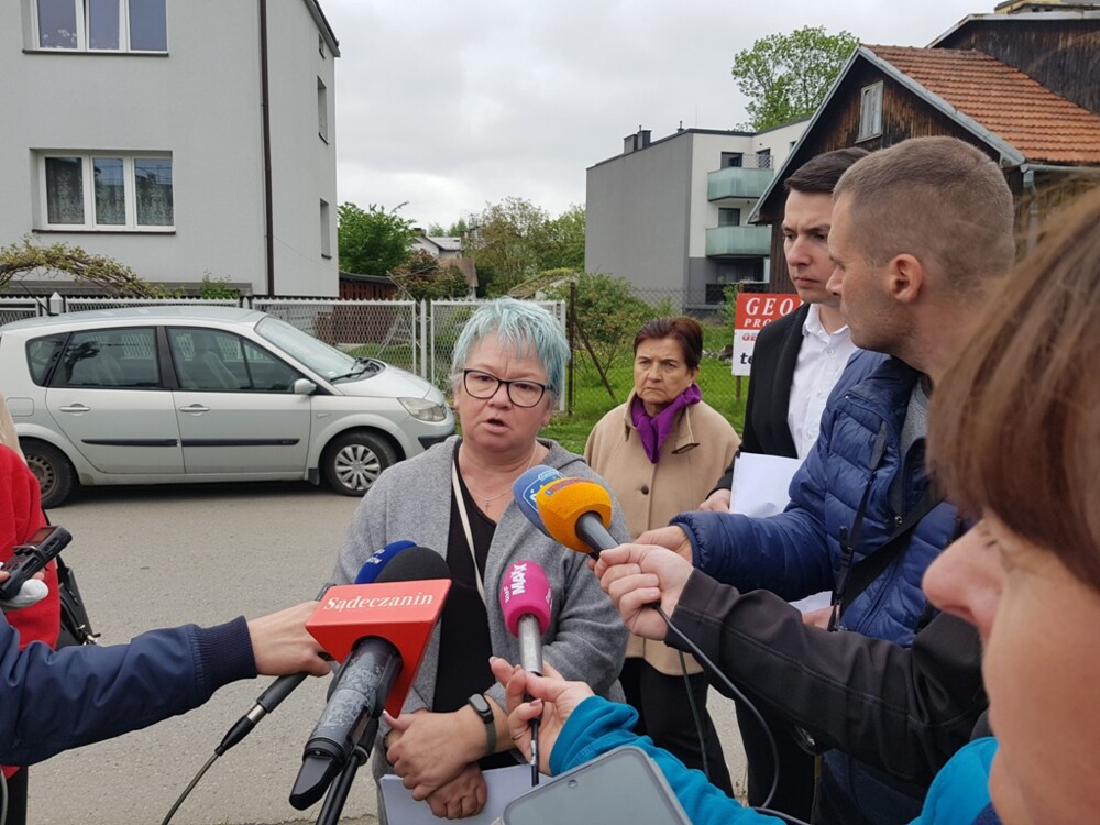 Protest mieszkańców ulicy Emilii Plater w Nowym Sączu. Stanowcze NIE dla budowy drugiego apartamentowca [WIDEO]