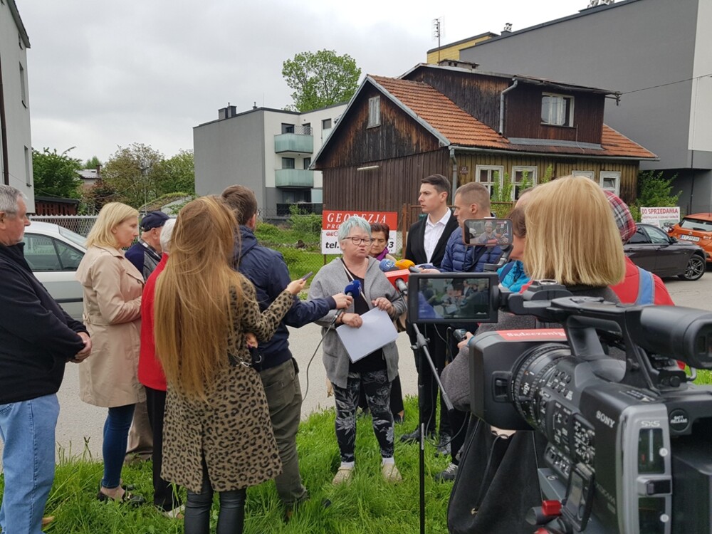 Protest mieszkańców ulicy Emilii Plater w Nowym Sączu. Stanowcze NIE dla budowy drugiego apartamentowca [WIDEO]