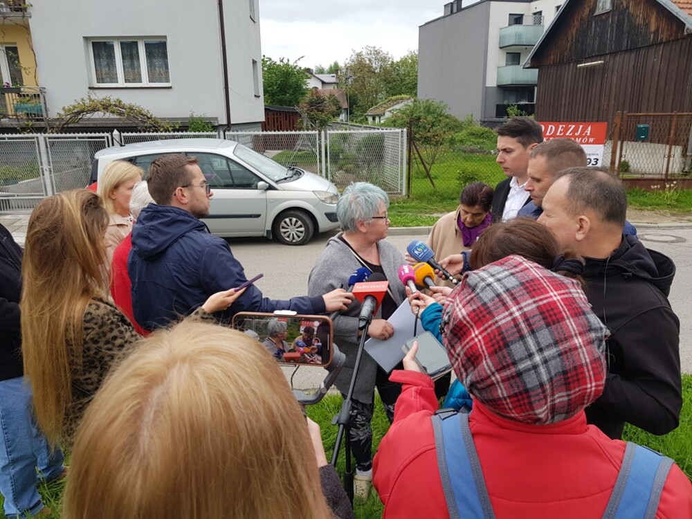 Protest mieszkańców ulicy Emilii Plater w Nowym Sączu. Stanowcze NIE dla budowy drugiego apartamentowca [WIDEO]