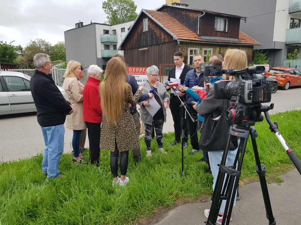 Protest mieszkańców ulicy Emilii Plater w Nowym Sączu. Stanowcze NIE dla budowy drugiego apartamentowca [WIDEO]