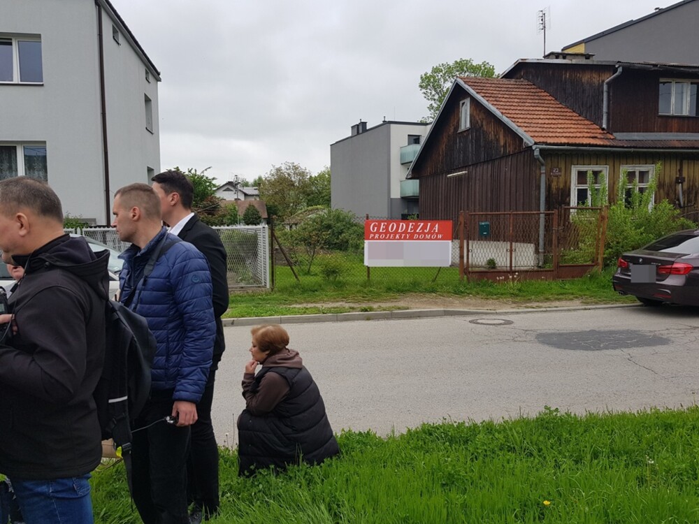 Protest mieszkańców ulicy Emilii Plater w Nowym Sączu. Stanowcze NIE dla budowy drugiego apartamentowca [WIDEO]